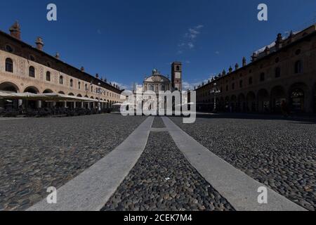 Vigevano, Italien - 30. August 2020: Blick auf den mittelalterlichen Hauptplatz von Vigevano bei Tageslicht. Stockfoto