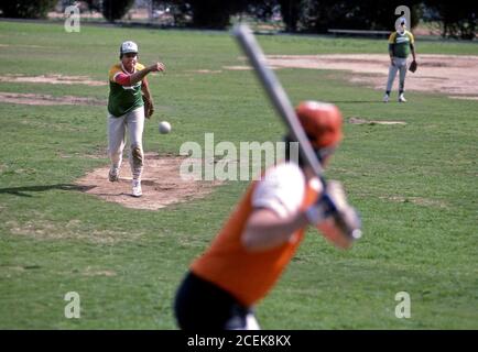 Brandon Tartikoff Pitching in Samstag Softball Spiel circ a 1987. Stockfoto