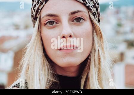 Junge blonde Frau im Kopftuch, die die Kamera anschaut Stockfoto