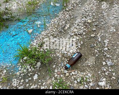 Eine Bierflasche auf einer Baustelle auf den Boden geworfen, Stockfoto