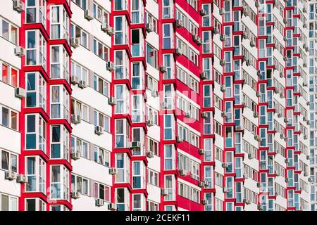 Teil der modernen Wohnwohnung mit flachem Gebäude außen. Detail des neuen Hauses und Hauskomplex. Fragment der Stadt Immobilien und Stockfoto