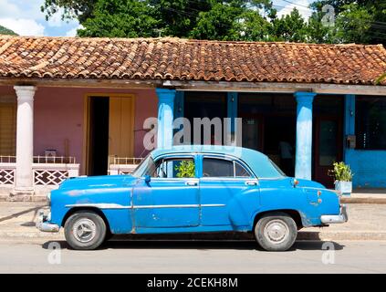 Klassischer Chevrolet in der Stadt Viñales in Kuba Stockfoto