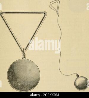 . Spaldings offizieller sportlicher Almanach. Nr. 109. Wenn der Polsprung und der Hochsprung gleichzeitig weiterlaufen, sollte eine extra Menge Querstangen zur Hand sein und drei oder vier verschiedene Pole. ^ SPALDINGS OFFIZIELLEN ATHLETIC ALMANAC. 195 die Verordnung 56-Pfund-Gewicht, bekannt als Mitchel*Gewicht, kann für 7.00 US-Dollar gesichert werden. Lation 5G-lb. Gewichtsregelung 16-Lb. Hammer für die Gewichte, die Sie benötigen, um einen i6-lb. Spald-ing Championship Ball Bearing Hammer, wie ursprünglich von Champion John Flanagan designt. ■ ist jetzt universell von allen guten Gewichtwerfern verwendet. Der kugelgelagerte Schwenkhammer Stockfoto