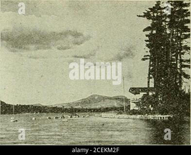. Trolley-Reisen durch New England ... Hadley. Ein angenehmes Wochenende, in der Tat, um sich von der Welt an die Spitze des Berges, wo das Hotel träumt über das Tal zurückziehen. MT. HOLYOKE HOTEL auf der anderen Flussseite vom Mt. Tom und Xortliampton, Mt. Holyokerises lo a heij^beleuchtet von 1,000 Fuß und auf dem Gipfel kann das MT.HOLYOKE HOTEL gesehen werden. (Preise 2.50 bis 4.00 Dollar pro Tag). Der Blick von den Plätzen dieses Hotels erstreckt sich von der grünen MTS. In VernK^Uto East und West Rock, in der Nähe von New Haven, Connecticut. Sehenswürdigkeiten: - durch unsere großen Teleskope können Mt. HolyokeCt)llej;e, Smitli College, Amherst College, WSP Stockfoto