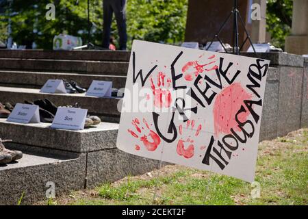 Ottawa, Kanada. August 2020. Wir trauern Tausende Zeichen und Schuhe von Angehörigen, die durch die Opiatepidemie gestorben sind Stockfoto