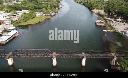 Kanchanaburi, Thailand. September 2020. Das Foto vom 19. August 2020 zeigt die Brücke über den Fluss Kwai, den bemerkenswertesten Teil der "Todesbahn" in Kanchanaburi, Thailand. Während des Zweiten Weltkriegs zwangen die Japaner mehr als 60,000 alliierte Kriegsgefangene und fast 300,000 südostasiatische Arbeiter, eine 415 km lange Eisenbahn über die Berge und Dschungel zwischen Thailand und Myanmar (damals Burma) zu bauen. Zehntausende starben während des Baus und es wurde bekannt als die 'Todesbahn'. Quelle: Thana/Xinhua/Alamy Live News Stockfoto