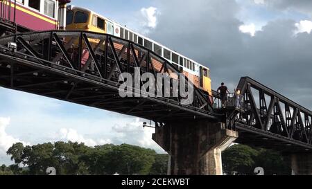 Kanchanaburi, Thailand. September 2020. Das Foto vom 18. August 2020 zeigt die Brücke über den Fluss Kwai, den bemerkenswertesten Teil der "Todesbahn" in Kanchanaburi, Thailand. Während des Zweiten Weltkriegs zwangen die Japaner mehr als 60,000 alliierte Kriegsgefangene und fast 300,000 südostasiatische Arbeiter, eine 415 km lange Eisenbahn über die Berge und Dschungel zwischen Thailand und Myanmar (damals Burma) zu bauen. Zehntausende starben während des Baus und es wurde bekannt als die 'Todesbahn'. Quelle: Thana/Xinhua/Alamy Live News Stockfoto