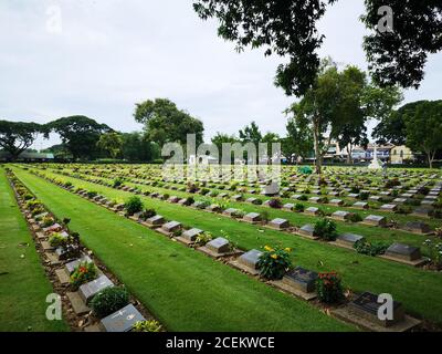 Kanchanaburi, Thailand. September 2020. Das Foto vom 19. August 2020 zeigt den Kanchanaburi Kriegsfriedhof, auf dem rund 7,000 Kriegsgefangene begraben wurden, in Kanchanaburi, Thailand. Während des Zweiten Weltkriegs zwangen die Japaner mehr als 60,000 alliierte Kriegsgefangene und fast 300,000 südostasiatische Arbeiter, eine 415 km lange Eisenbahn über die Berge und Dschungel zwischen Thailand und Myanmar (damals Burma) zu bauen. Zehntausende starben während des Baus und es wurde bekannt als die 'Todesbahn'. Quelle: Ren Qian/Xinhua/Alamy Live News Stockfoto