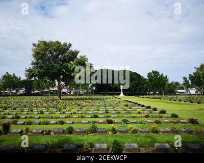 Kanchanaburi, Thailand. September 2020. Das Foto vom 19. August 2020 zeigt den Kanchanaburi Kriegsfriedhof, auf dem rund 7,000 Kriegsgefangene begraben wurden, in Kanchanaburi, Thailand. Während des Zweiten Weltkriegs zwangen die Japaner mehr als 60,000 alliierte Kriegsgefangene und fast 300,000 südostasiatische Arbeiter, eine 415 km lange Eisenbahn über die Berge und Dschungel zwischen Thailand und Myanmar (damals Burma) zu bauen. Zehntausende starben während des Baus und es wurde bekannt als die 'Todesbahn'. Quelle: Ren Qian/Xinhua/Alamy Live News Stockfoto