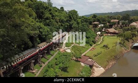 Kanchanaburi, Thailand. September 2020. Das Foto vom 19. August 2020 zeigt die Brücke über den Fluss Kwai, den bemerkenswertesten Teil der "Todesbahn" in Kanchanaburi, Thailand. Während des Zweiten Weltkriegs zwangen die Japaner mehr als 60,000 alliierte Kriegsgefangene und fast 300,000 südostasiatische Arbeiter, eine 415 km lange Eisenbahn über die Berge und Dschungel zwischen Thailand und Myanmar (damals Burma) zu bauen. Zehntausende starben während des Baus und es wurde bekannt als die 'Todesbahn'. Quelle: Thana/Xinhua/Alamy Live News Stockfoto