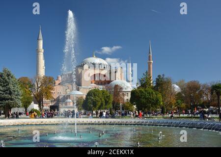 Blick auf die Hagia Sophia und den Brunnen auf dem Sultanahmet Platz, Istanbul, Türkei Stockfoto
