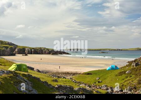 Camping-Zelte in Ceannabeeine Beach (traigh allt chailgeag) in den schottischen Highlands. North Coast 500, Durness, Sutherland, Schottland Stockfoto