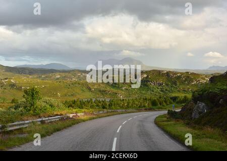 North Coast 500 Route. Straße A894 mit Quinag Mountain Range im Hintergrund, Highland, Schottland Stockfoto
