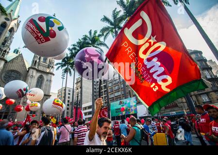 Sao Paulo, Brasilien. März 2016. Demonstranten nehmen an einem Protest zur Unterstützung der brasilianischen Präsidentin Dilma Rousseff und des ehemaligen Präsidenten Luiz Inacio Lula da Silva in Sao Paulo, Brasilien, am Donnerstag, den 31. März 2016 Teil. Rousseff steht derzeit vor einem Amtsenthebungsverfahren, da ihre Regierung mit einer stagnierenden Volkswirtschaft und mehreren Korruptionsskandalen konfrontiert ist. Lula da Silva ist mit einem ausufernden Korruptionsskandal verbunden, an dem der brasilianische Ölgigant Petrobras beteiligt ist. Das Schild, das er trägt, lautet auf Portugiesisch: "Es lebe die Demokratie! Brasilien, Transparenz.“ Quelle: Cris FAGA/ZUMA Wire/ZUMAPRESS.com/Alamy Live News Stockfoto