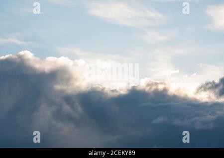 Wolkenmuster Sonne bricht durch dunkle Wolken für Konzepte von Wetter, Hoffnung, Atmosphäre und anderen Naturthemen. Stockfoto