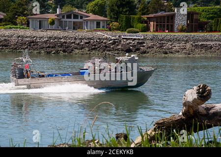 Shelter Bay, WA USA June 30, 2011: Fischerboote und andere Bootsfahrer nutzen diesen Kanal regelmäßig, um das historische LaConner zu besuchen und sich auf den Weg zu machen. Stockfoto