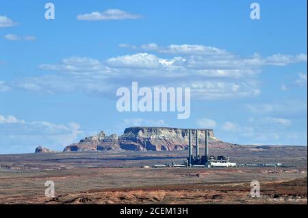 Glen Canyon National Recreation Area, Arizona, USA. August 2020. Die Salt River Project-Navajo Generating Station wird in der Ferne am 31. August 2020 in der Nähe von Page, Arizona, gesehen. Die Stadt Page ist zum Mittelpunkt des Tourismus am Glen Canyon Dam, Lake Powell, Horseshoe Bend, alle innerhalb des Glen Canyon National Recreation Area. Quelle: David Becker/ZUMA Wire/Alamy Live News Stockfoto