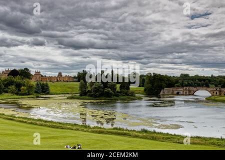 Der Lake at Blenheim Palace in Woodstock, Oxfordshire, Hauptwohnsitz der Herzöge von Marlborough und Geburtsort von Winston Churchill Stockfoto