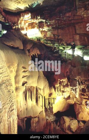 Kentucky Mammoth Cave National Park, gefrorene Niagara Kalksteinformation Calciumcarbonat tropfendes Wasser natürlich, innen Ranger Mann männliche Tour Stockfoto