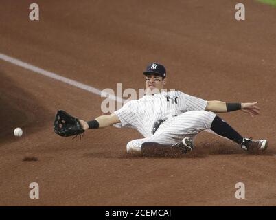 Bronx, Usa. September 2020. New York Yankees Mike Tauchman rutscht in einem gescheiterten Versuch, einen Foul Ball im fünften Inning gegen die Tampa Bay Rays im Yankee Stadium am Dienstag, 1. September 2020 in New York City zu fangen. Foto von John Angelillo/UPI Kredit: UPI/Alamy Live Nachrichten Stockfoto