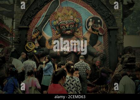 Die Menschen wenden sich an das Kala Bhairava Bild und feiern Baishak 1. - das offizielle nepalesische Neujahr - am Durbar Square, Kathmandu, Nepal. Stockfoto