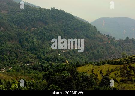 Hangweg und landwirtschaftliche Terrasse am Hang des Panchase-Berges aus Sicht von Sidhane Dorf in Kaski Bezirk, Gandaki Pradesh, Nepal. Stockfoto