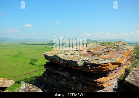 Ein großer und flacher Opferstein auf der Spitze eines Berges mit Blick auf die endlosen Steppen. Bergkette Truhen, Chakassien, Südsibirien, Russ Stockfoto