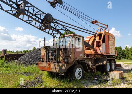 Ein verschlechternder orange antiker FWD Kranwagen sitzt verlassen außerhalb New Haven, Indiana, USA. Stockfoto