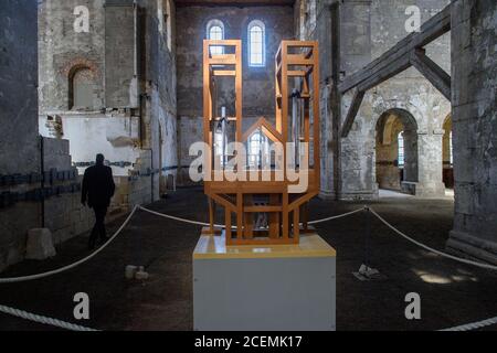 31. August 2020, Sachsen-Anhalt, Halberstadt: Die Orgel der John-Cage-Orgelstiftung Halberstadt im Inneren der Burchardi-Kirche. Seit 2001 spielt die Orgel ununterbrochen das Musikstück 'ORGAN2/ASLSP' von John Cage. Es soll 639 Jahre dauern. Am Samstag, den 5. September 2020, ist der 14. Klangwechsel des John Cage Organ Art Project Halberstadt geplant. Zusätzlich zu den bisherigen fünf Pfeifen c'(16'), des'(16'), DIS', ais' und e'' werden zwei neue Pfeifen g Sharp und e. Der nächste Ton wird bis zum 5. Februar 2022 andauern, wenn das g scharf wieder verschwindet. Wenn alles Stockfoto