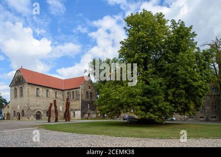 31. August 2020, Sachsen-Anhalt, Halberstadt: Die Burchardi-Kirche, in der seit 2001 eine Orgel das Musikstück "ORGAN2/ASLSP" von John Cage ununterbrochen spielt. Die fast tausend Jahre alte Kirche war einst Teil eines Zisterzienserklosters und wurde manchmal sogar als Schweinestall genutzt. Das im Inneren gespielte Musikstück soll 639 Jahre dauern. Am Samstag, den 5. September 2020, ist der 14. Klangwechsel des John Cage Organ Art Project Halberstadt geplant. Zusätzlich zu den bisherigen fünf Pfeifen c'(16'), des'(16'), DIS', ais' und e'' werden zwei neue Pfeifen g Sharp und e. Th Stockfoto