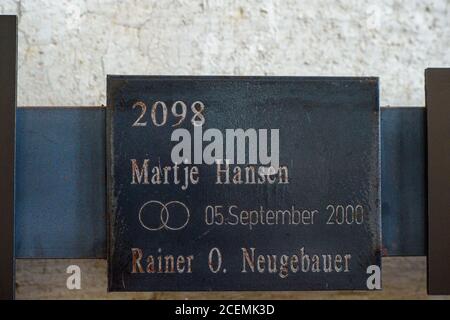 31. August 2020, Sachsen-Anhalt, Halberstadt: Das Jahr 2098, das Datum 5. Dezember 2000 und die Namen 'Martin Hansen' und 'Reiner O. Neugebauer' sind auf einer Tafel in der Burchardi-Kirche zu lesen. Durch Spenden für das John-Cage-Projekt war es möglich, sich mit solchen Tafeln in der ehemaligen Kirche zu verewigen. Seit 2001 spielt die Orgel der John Cage Orgelstiftung Halberstadt das Musikstück 'ORGAN2/ASLSP' von John Cage kontinuierlich im Inneren der Burchardi-Kirche. Es soll 639 Jahre dauern. Am Samstag, 5. September 2020, der 14. Klangwechsel des Johannes Stockfoto