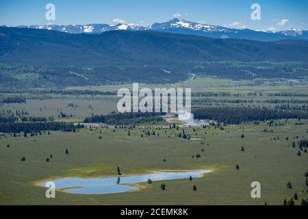 Blick vom Signal Mountain Blick auf den Grand Teton National Park - großes Waldgebiet, durch das der Snake River fließt Stockfoto