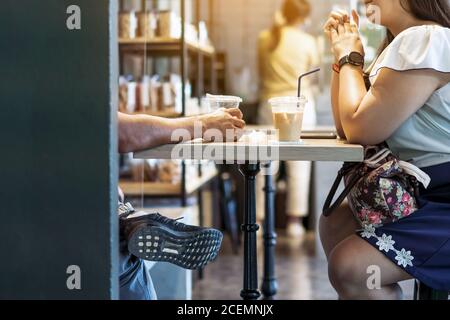 Glück asiatische Paar in Liebe reden sitzen bei Kaffeehaus Tisch zusammen, lächelnd junge attraktive Mann und Frau chatten und flirten Genießen Sie pl Stockfoto