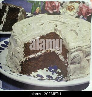 . Das Ladies' Home Journal. VOV/ti Vlack Magic Chocolate Cake 4 Squares Bäcker Ungesüßte Chocolate4 Esslöffel Shorting2 Tassen Zucker2 Eigelb.H Tassen Milch % Teelöffel Salz 2 Tassen Siefted Swans DownCake Mehl (und beherrsche seine Swans Down!) 1 Teelöffel Vanilla1 Teelöffel Soda Filz Schokolade und Kürzung in der Oberseite eines 2-Quart Doppel-)Wiler. Keine Einäschung! Vom kochenden Wasser entfernen und tokewarm kühlen. Dann Zucker hinzufügen und well.Combine Eigelb mit 1 Tasse Milch vermischen; zu Schokoladenmischung geben und mixen. Salz und Mehl dazugeben und glatt rühren.Vanille und }/% Tasse mehr Milch dazugeben und umrühren Stockfoto