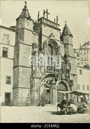 . Le Monde moderne. Agasins ouverts, les marchandisesexposées en plein vent : vaisselle, cui-vres, cordonnerie, sellerie, objets variésde bazars, nous arrivons à lhôtel. Surla Place se cisèle la façade gothiqued une église. Je suis sorti le soir et men suis allédakord par la grande rue, daspectmoderne. ^lais lintellectualité de laville sy dégage h première vue desaffiches dexamens, des enseignes dim-primeries, des librairies, de toutes ceschoses qui constituent le Milieu et lavie de lesprit. Saison de vacances : les cours sont terminés, sauf ceux demédecine. Dans les Cafés große ouverts, auxsal Stockfoto