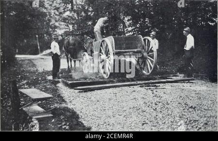 . New Hampshire Highways : Bericht über eine Inspektion von Highways im Bundesstaat New Hampshire, August 1911. Abb. 1 . – Bau von bituminösen Macadam durch die Penetration Methode. Heißes Bitumen wird über den obersten Gang Stein gegossen. Auf der Trunk Line Road von Rockland nach Rockport, Me., 1910.. Abb. 2. – Konstruktion von bituminösem Macadam durch die Mischmethode. Eo1 Bitumen wird mit dem obersten Gang Stein (auch beheizt) gemischt, bevor es auf der Straße platziert wird,[thaca, N. Y., 1909. Beide der oben genannten Ansichten sind von experimentellen Straßen unter der Aufsicht des Amtes für öffentliche Straßen gebaut. Bui. 42, Büro von Publii Stockfoto