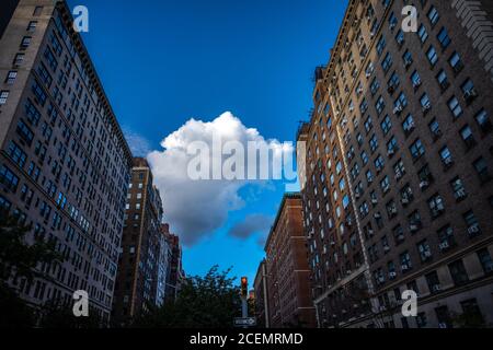 New York, USA, 1. September 2020. Eine Wolke gegen den blauen Himmel über der Park Avenue in der Upper East Side von New York City. Kredit: Enrique Shore/Alam Stockfoto