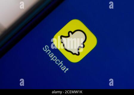 In dieser Abbildung wird ein Symbol der Snapchat-App auf einem Smartphone angezeigt. Stockfoto