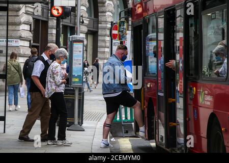 London, Großbritannien. August 2020. Mitglieder der Öffentlichkeit tragen Gesichtsmasken Bord eines Busses an der Regents Street während Coronavirus pandemic.IT ist obligatorisch, Gesichtsmasken während der Reise zu tragen. Kredit: SOPA Images Limited/Alamy Live Nachrichten Stockfoto