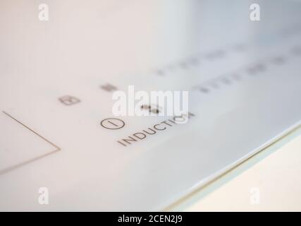 Fragment eines Induktionskochfeldes für einen elektrischen Küchenherd Stockfoto