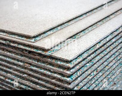 Ein Stapel feuchtigkeitsbeständiger Spanplatten mit Nut und Feder Stockfoto