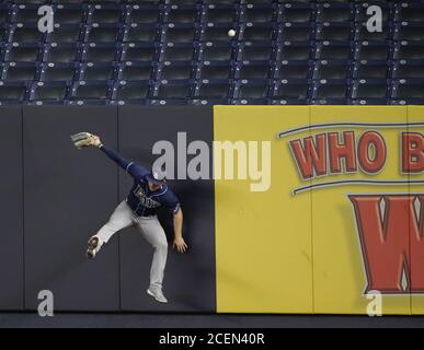 Bronx, Usa. September 2020. Tampa Bay Rays Austin Meadows springt an die Wand, aber nicht, um den Baseball-Hit von New York Yankees DJ LeMahieu für einen Solo-Heimlauf im dritten Inning im Yankee Stadium am Dienstag, 1. September 2020 in New York City zu fangen. Foto von John Angelillo/UPI Kredit: UPI/Alamy Live Nachrichten Stockfoto