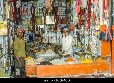 Jidda, Hejaz, Saudi-Arabien. Gewürzgeschäft und verschiedene Geschäfte. Fotografiert Im Mai 1973. Stockfoto