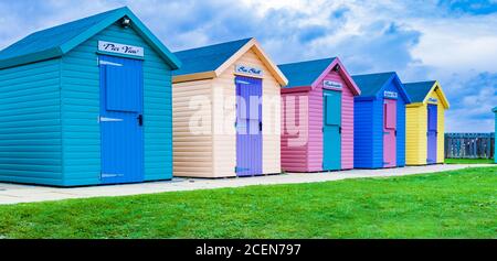 Bunte Strandhütten in Amble, Northumberland Stockfoto