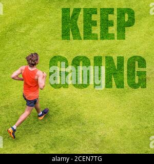 Running Fitness Inspiration Motivation Nachricht auf Gras Textur geschrieben. Mann Läufer mit Text WEITER AUF Hintergrund für motivierende Zitat Stockfoto