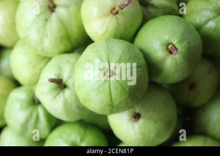 Stapel von Guava Obst auf dem Markt Tablett Stockfoto