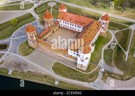 MINSK, WEISSRUSSLAND - 26. APRIL 2020: Schöne Aussicht auf die mittelalterliche mir-Burg am sonnigen Frühlingstag. UNESCO-Weltkulturerbe. Luftaufnahme von der Drohne. Stockfoto