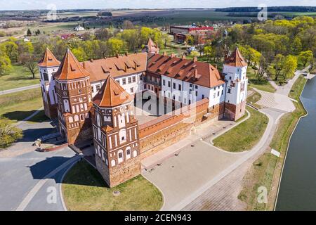 MINSK, WEISSRUSSLAND - 26. APRIL 2020: Schöne Aussicht auf die mittelalterliche mir-Burg am sonnigen Frühlingstag. UNESCO-Weltkulturerbe. Luftaufnahme von der Drohne. Stockfoto