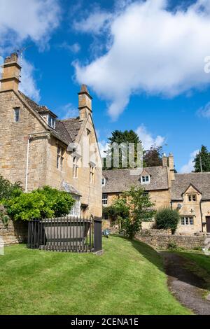 Cotswold Steinhütten in Bourton auf dem Hügel, Cotswolds, Gloucestershire, England Stockfoto