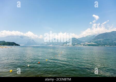 Wasseroberfläche des Comer Sees. Erholungsgebiet von Colico City. Strand am Comer See in Italien. Stockfoto